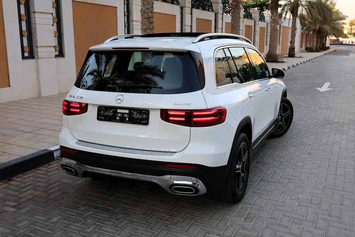 MERCEDES-BENZ GLB 250-2025-8000KM-GCC SPECS-UNDER WARRANTY  SERVICE FROM MRCEDES DEALER - Thumbnail 3