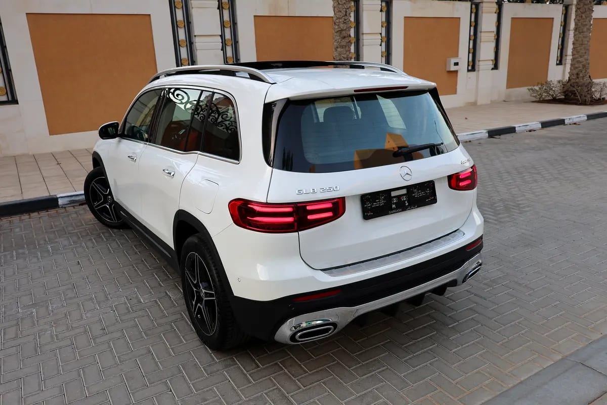 MERCEDES-BENZ GLB 250-2025-8000KM-GCC SPECS-UNDER WARRANTY  SERVICE FROM MRCEDES DEALER - Thumbnail 4