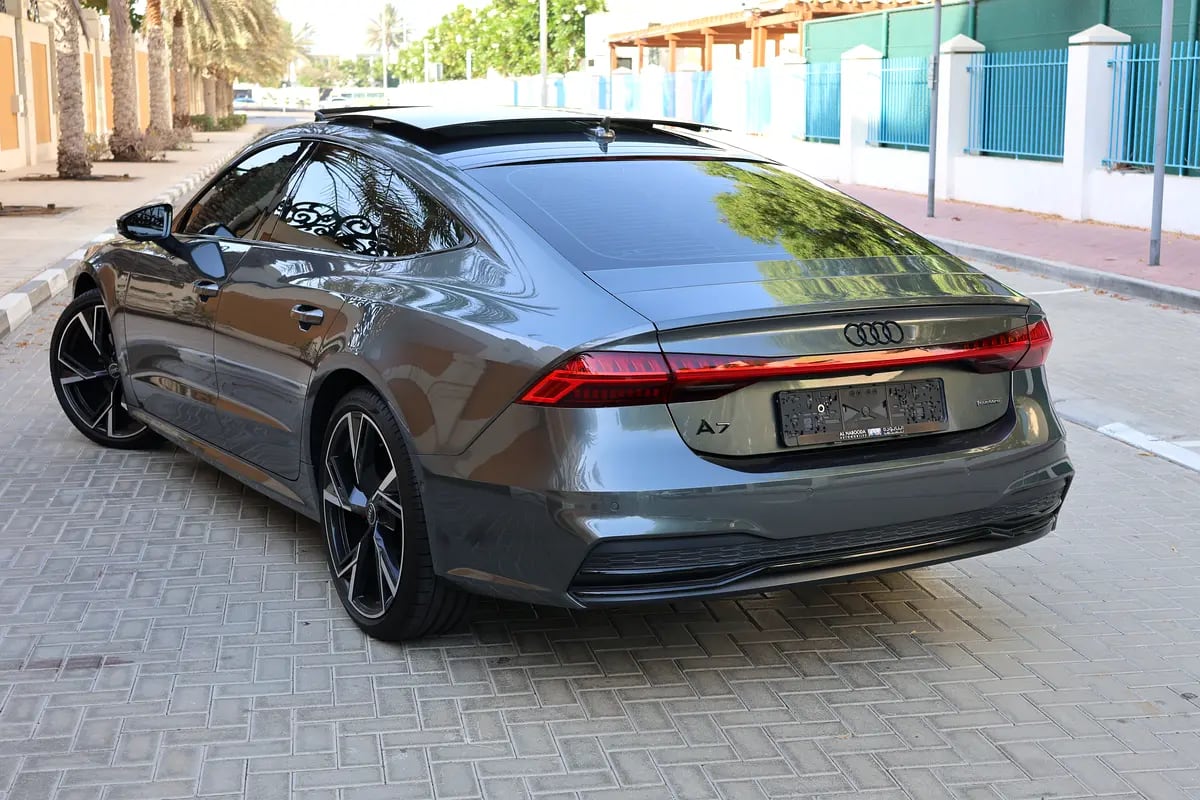 Audi A7 S-Line quattro 2025 GCC Specs-8000KM-UNDER WARRANTY  SERVICE-BRAND NEW - Thumbnail 4