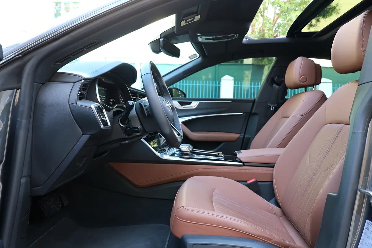 Audi A7 S-Line quattro 2025 GCC Specs-8000KM-UNDER WARRANTY  SERVICE-BRAND NEW - Thumbnail 9