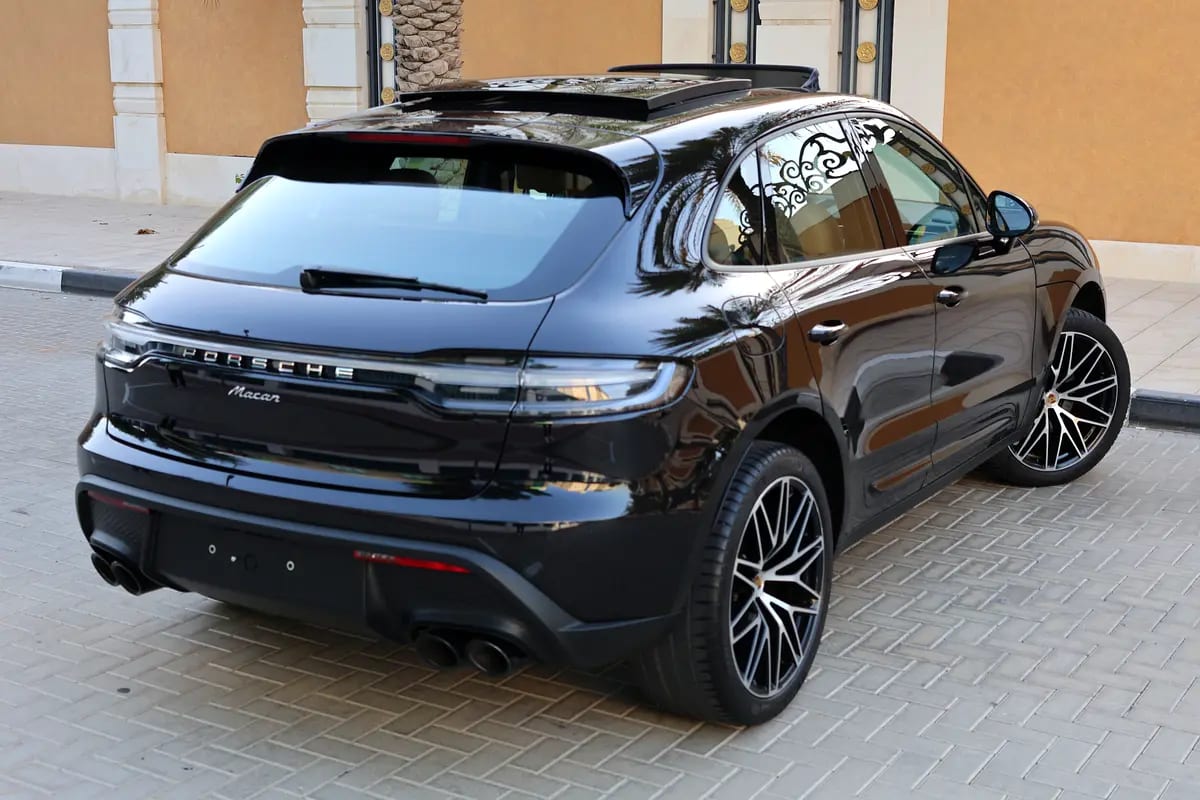 2024 Porsche Macan-46000KM - GCC Specs -UNDER WARRANTY  SERVICE- Brand New - Thumbnail 3
