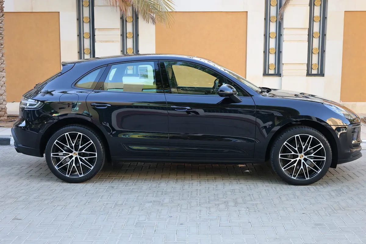 2024 Porsche Macan-46000KM - GCC Specs -UNDER WARRANTY  SERVICE- Brand New - Thumbnail 8
