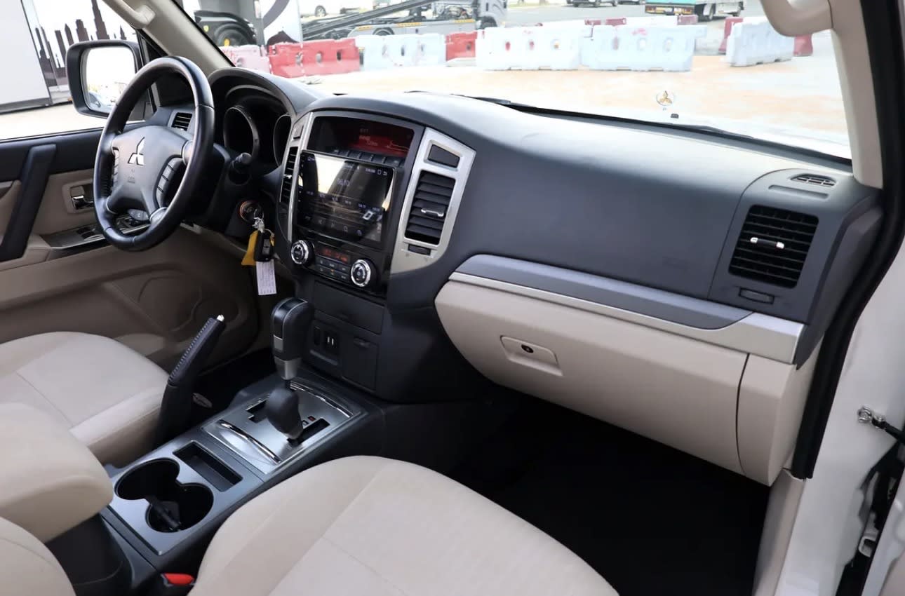 Mitsubishi Pajero GLS-2022-60,000KM-GCC Specs-Excellent Condition  - Thumbnail 12