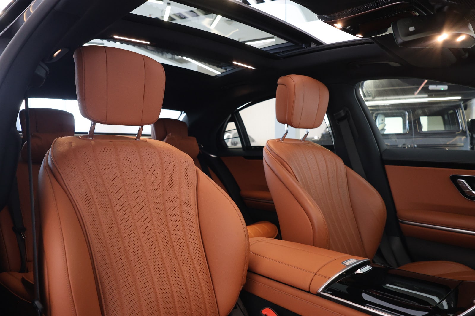Mercedes- benz S500 4 matic-under warranty and service  - Thumbnail 15