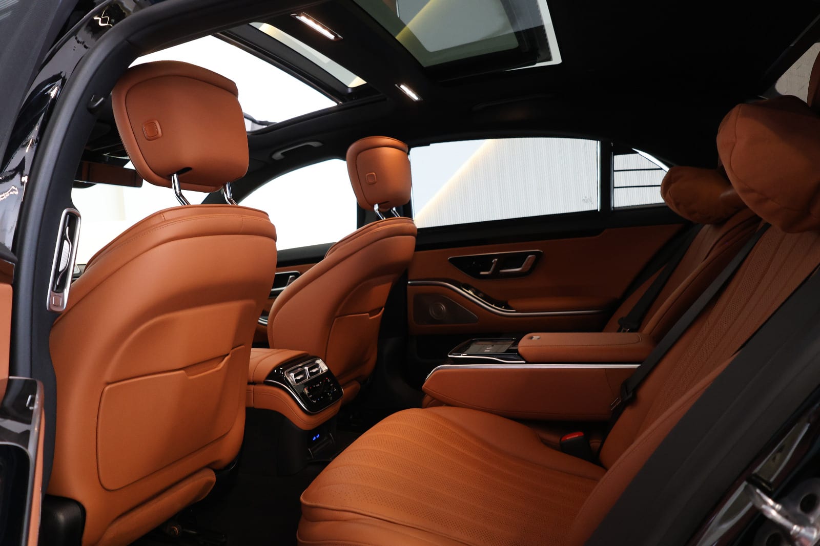 Mercedes- benz S500 4 matic-under warranty and service  - Thumbnail 17