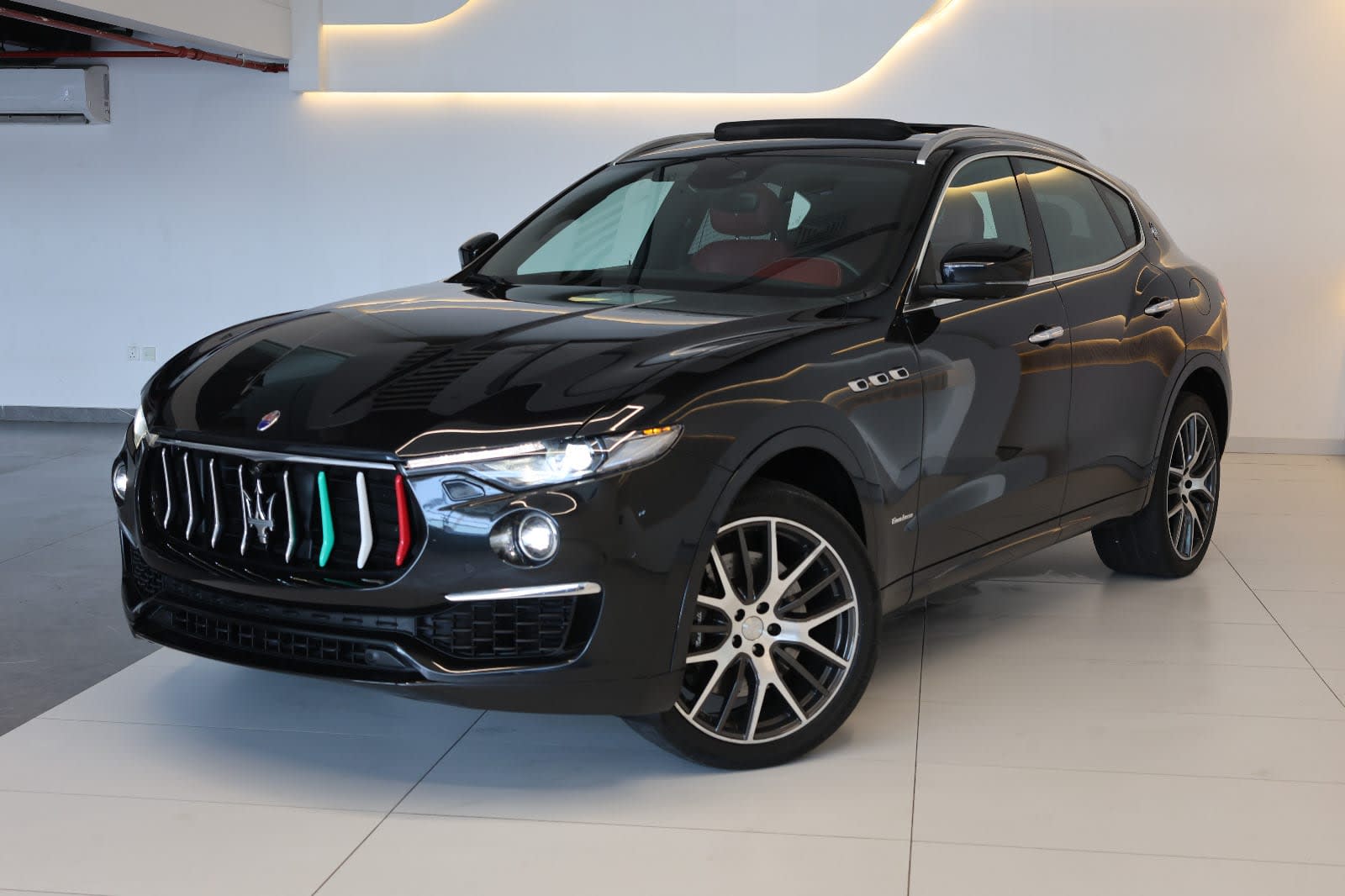 Maserati Levante SQ4 granlusso -2019 -132000KM- GCC Specs-Excellent Condition  - Thumbnail 2
