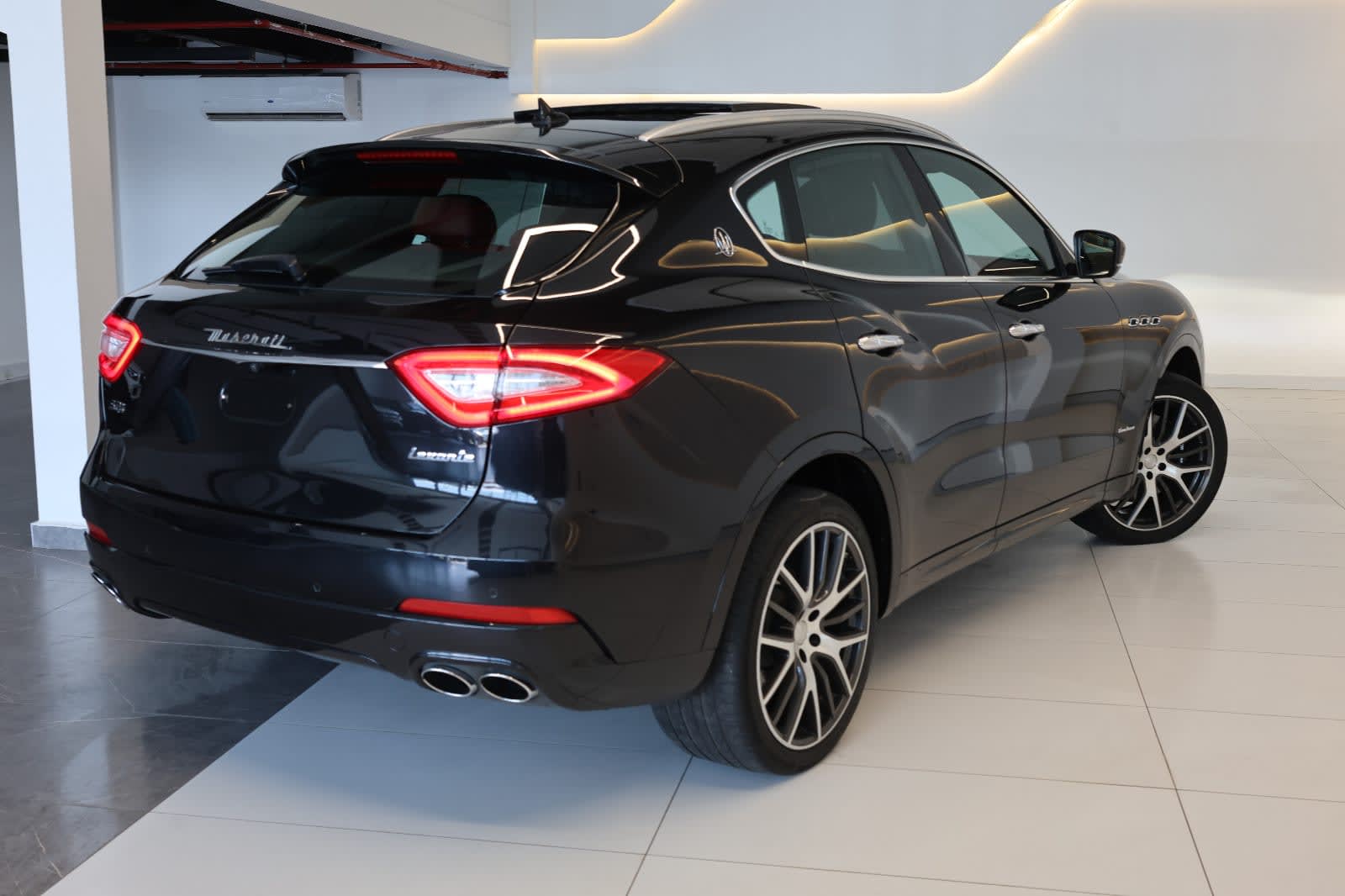 Maserati Levante SQ4 granlusso -2019 -132000KM- GCC Specs-Excellent Condition  - Thumbnail 7