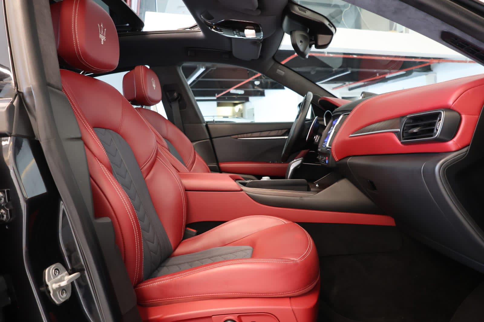 Maserati Levante SQ4 granlusso -2019 -132000KM- GCC Specs-Excellent Condition  - Thumbnail 14