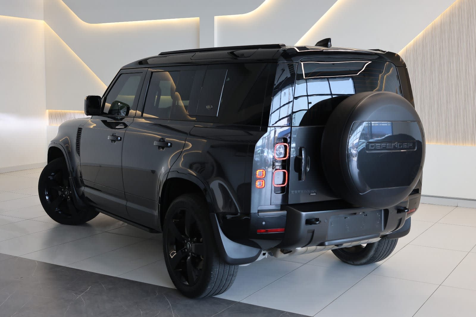 2023 Land Rover Defender 110 S. - GCC spec - 63000KM-Excellent condition. - Thumbnail 4