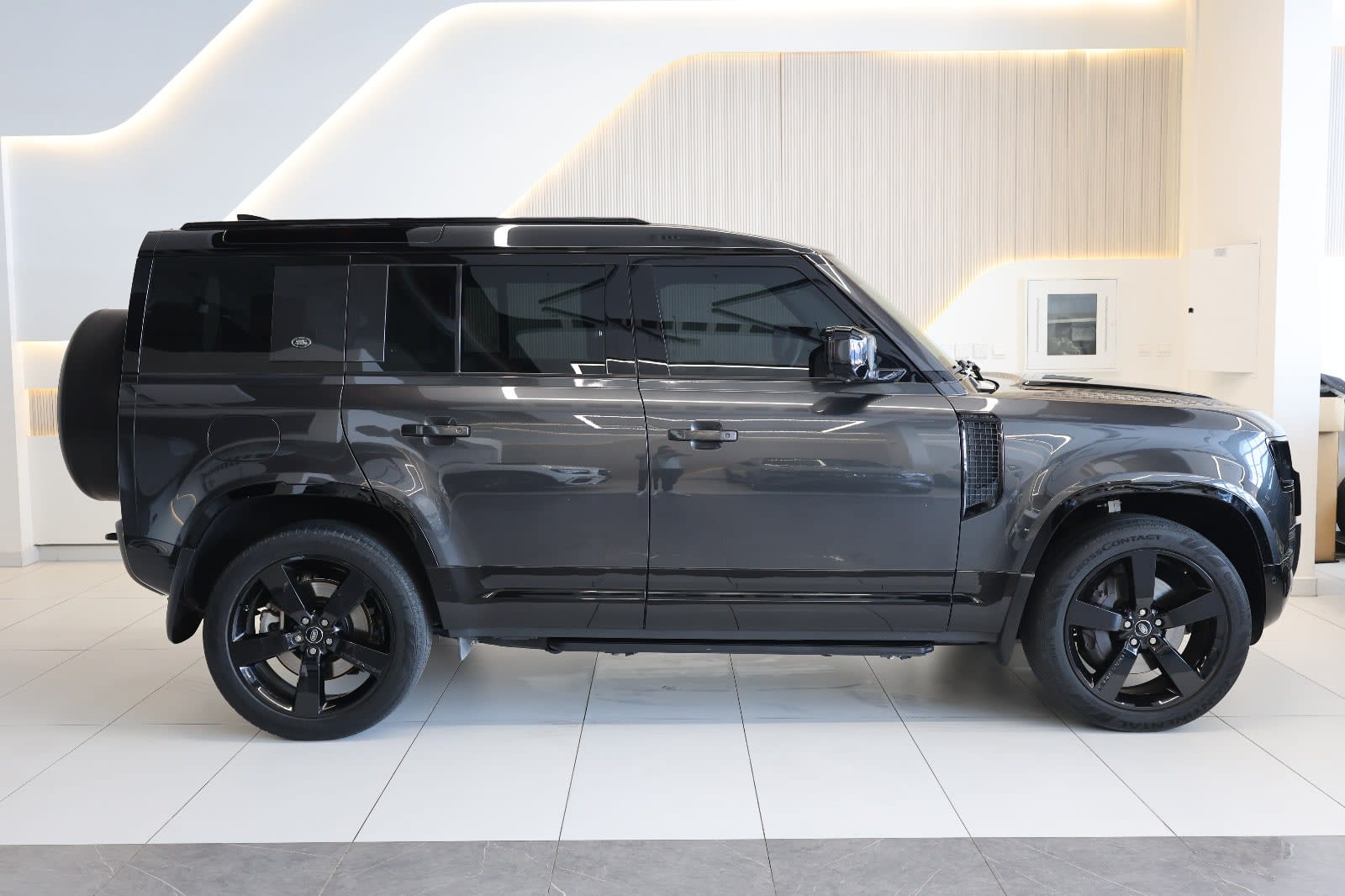 2023 Land Rover Defender 110 S. - GCC spec - 63000KM-Excellent condition. - Thumbnail 7