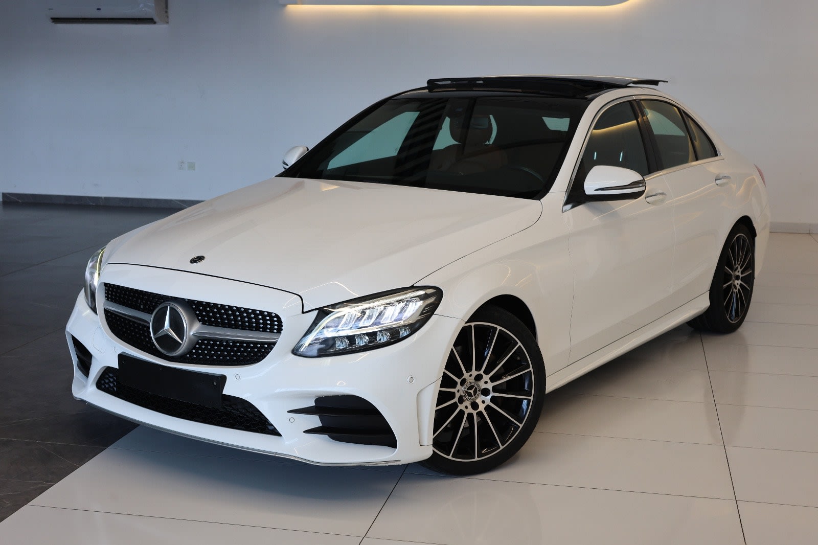 Mercedes-Benz C-Class C200 2020 | GCC Specs | Pristine Condition - Thumbnail 2