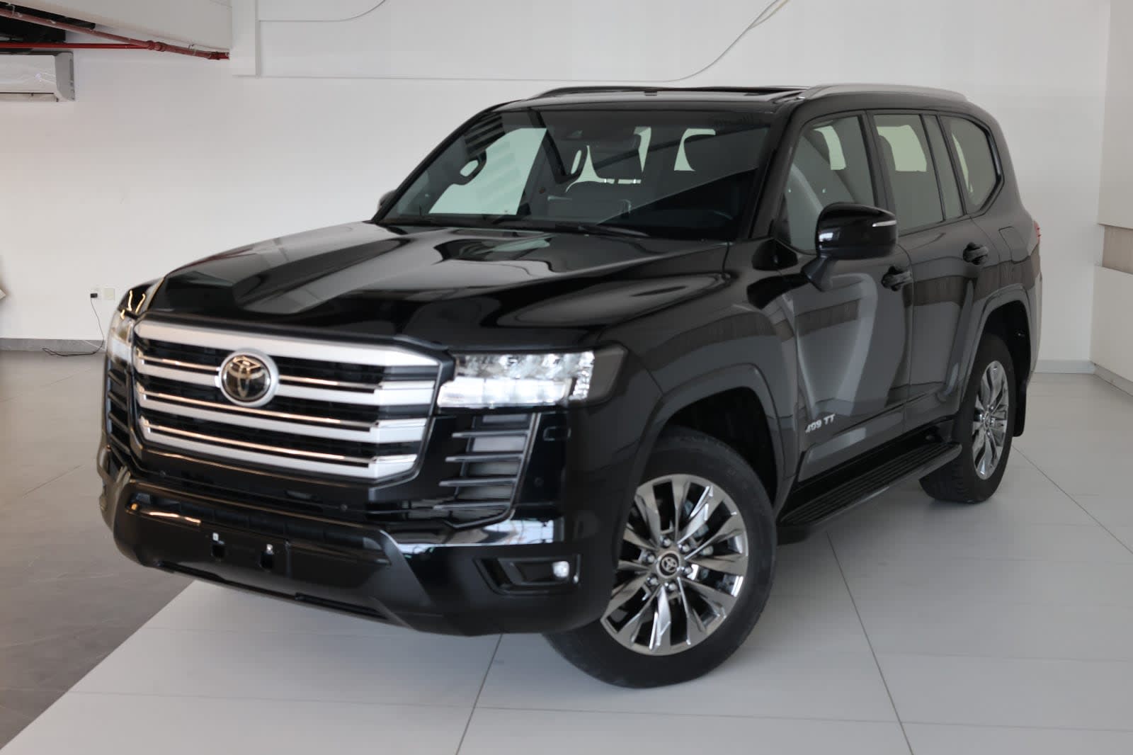 Toyota Land Cruiser 2023 GXR - GCC Specs - Low Mileage 47000km-Excellent condition - Image 1