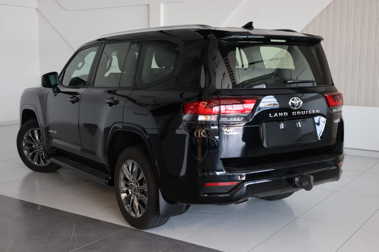 Toyota Land Cruiser 2023 GXR - GCC Specs - Low Mileage 47000km-Excellent condition - Thumbnail 4