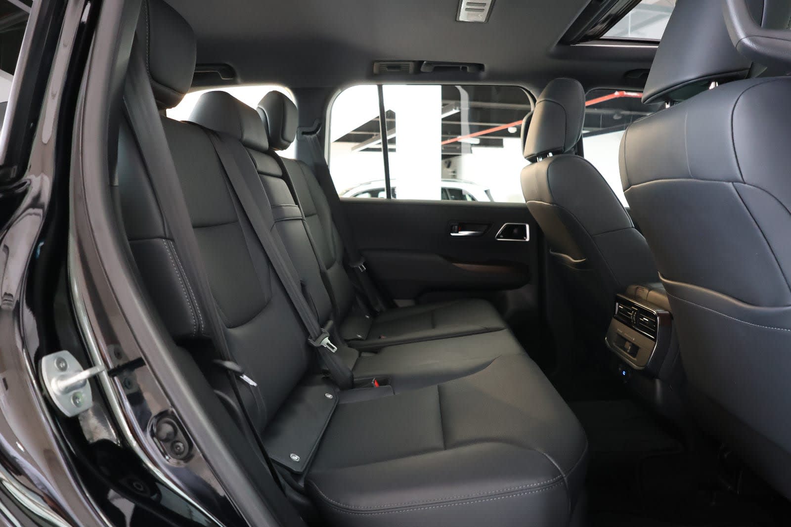 Toyota Land Cruiser 2023 GXR - GCC Specs - Low Mileage 47000km-Excellent condition - Thumbnail 15