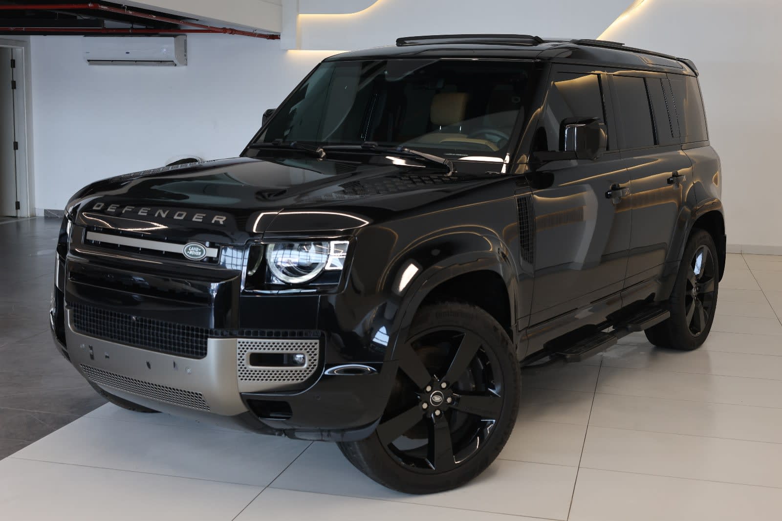 2025 Land Rover Defender 110 X-Dynamic HSE | GCC Specs | 32000KM - Image 1