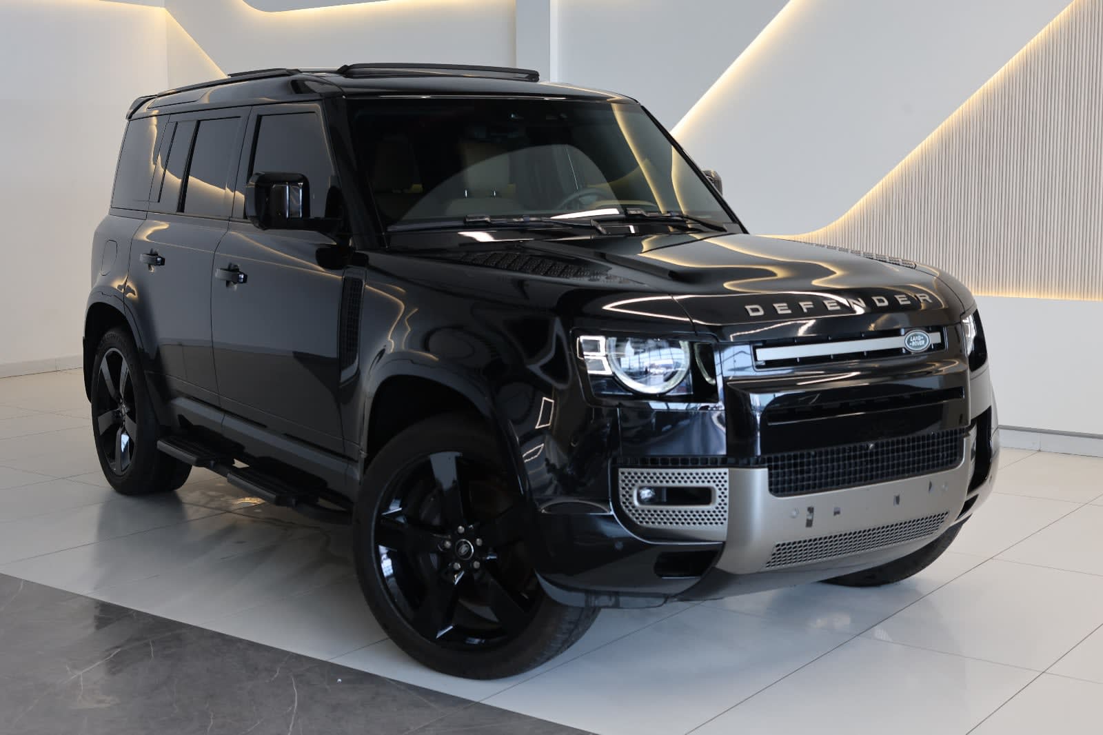 2025 Land Rover Defender 110 X-Dynamic HSE | GCC Specs | 32000KM - Thumbnail 2