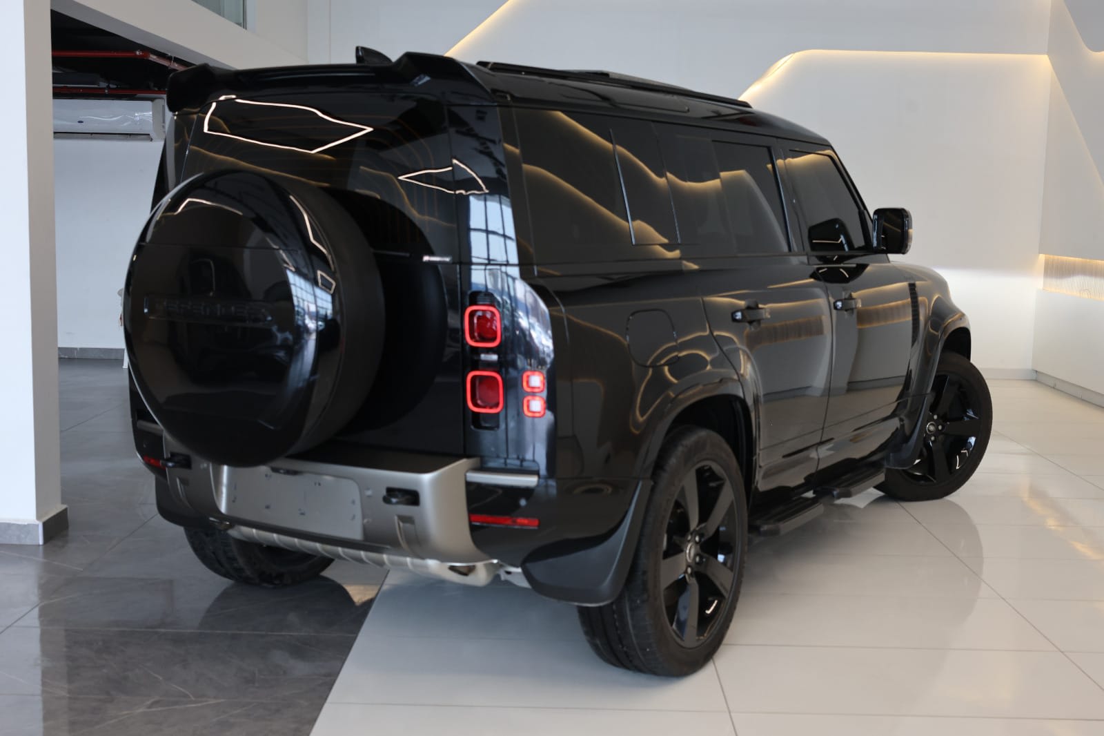 2025 Land Rover Defender 110 X-Dynamic HSE | GCC Specs | 32000KM - Thumbnail 3