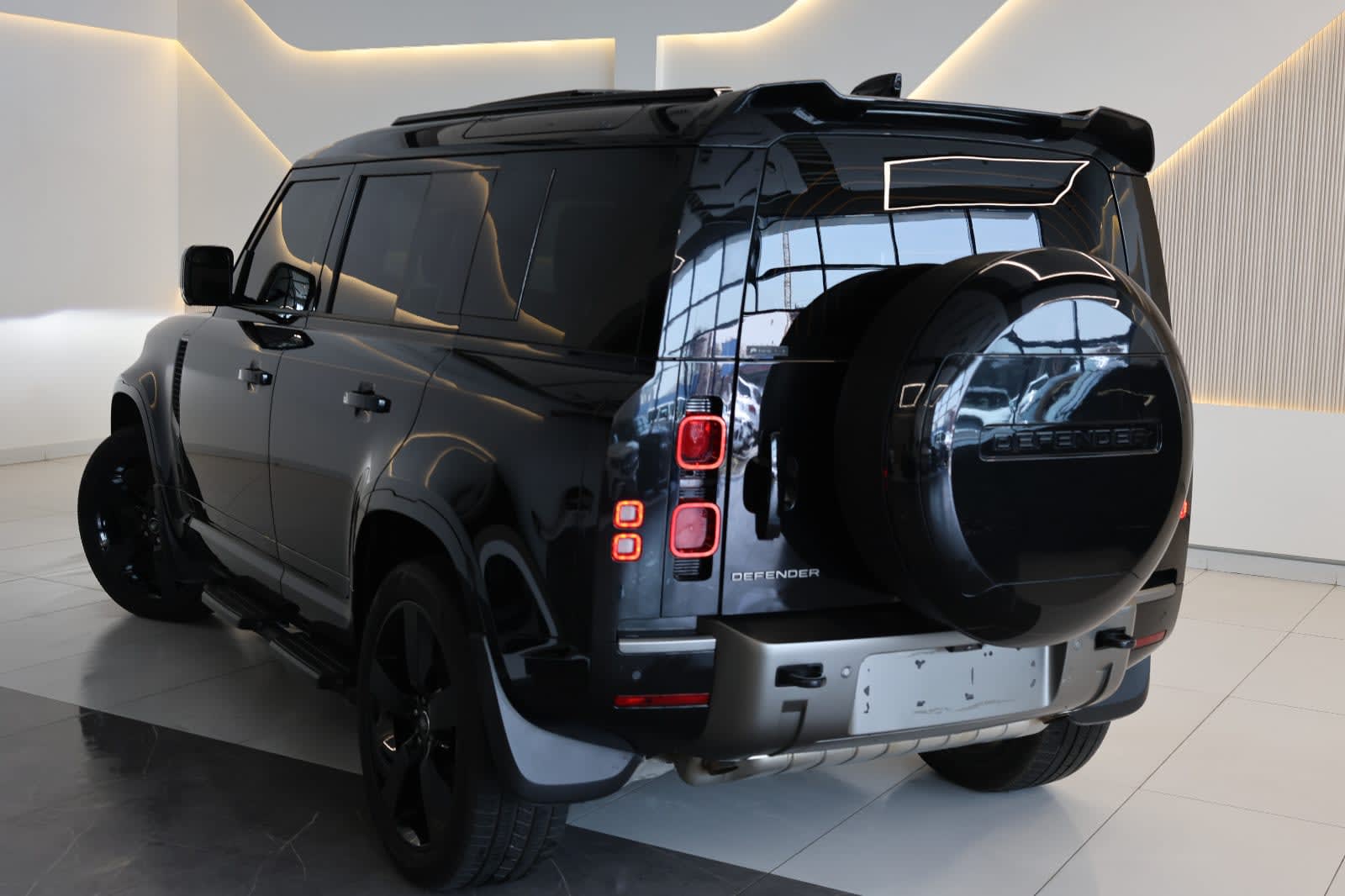 2025 Land Rover Defender 110 X-Dynamic HSE | GCC Specs | 32000KM - Thumbnail 4