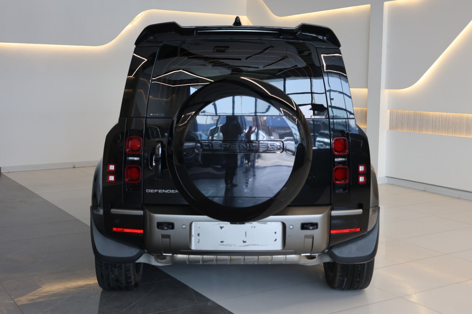 2025 Land Rover Defender 110 X-Dynamic HSE | GCC Specs | 32000KM - Thumbnail 5