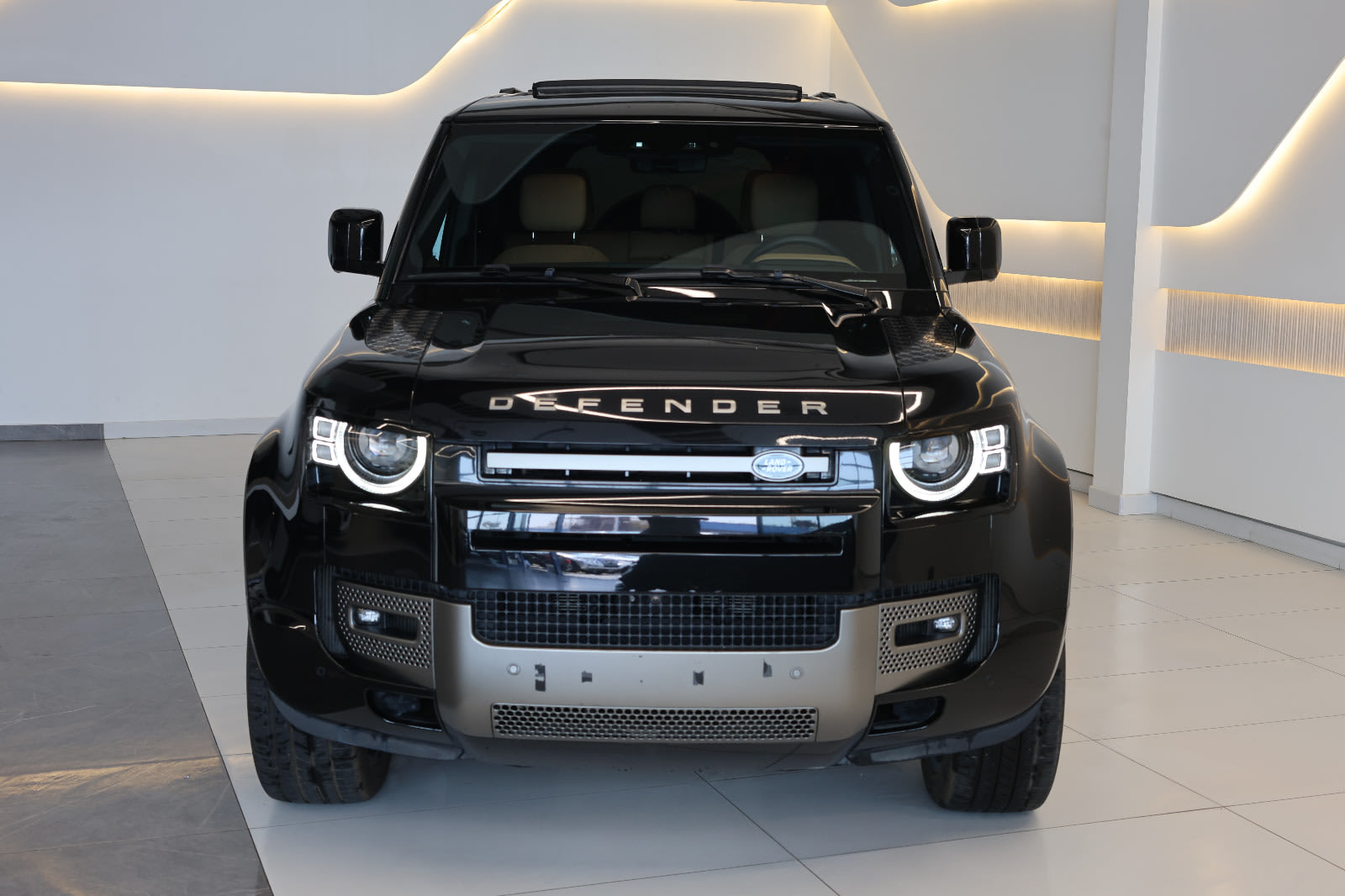 2025 Land Rover Defender 110 X-Dynamic HSE | GCC Specs | 32000KM - Thumbnail 6