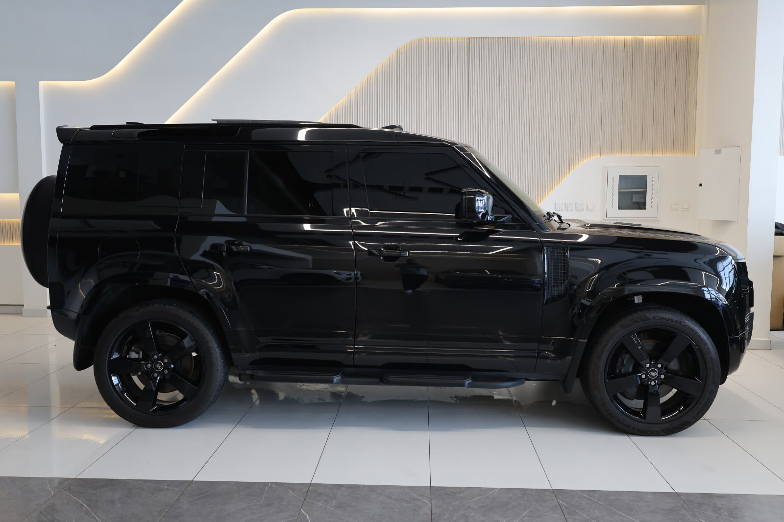 2025 Land Rover Defender 110 X-Dynamic HSE | GCC Specs | 32000KM - Thumbnail 7