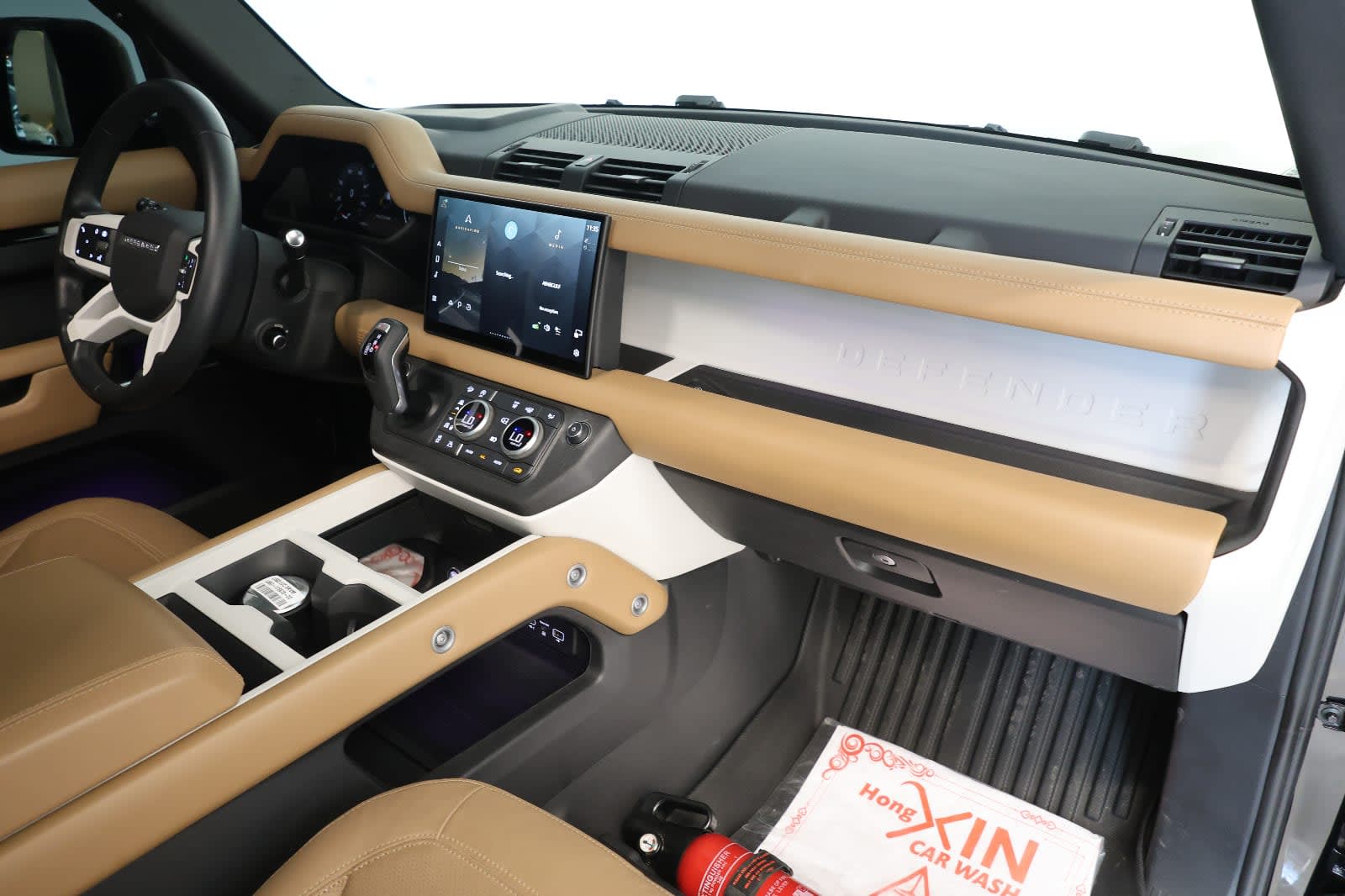 2025 Land Rover Defender 110 X-Dynamic HSE | GCC Specs | 32000KM - Thumbnail 15