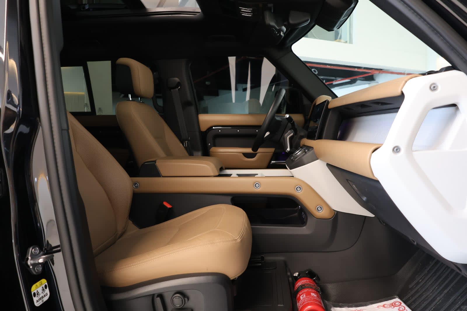 2025 Land Rover Defender 110 X-Dynamic HSE | GCC Specs | 32000KM - Thumbnail 16