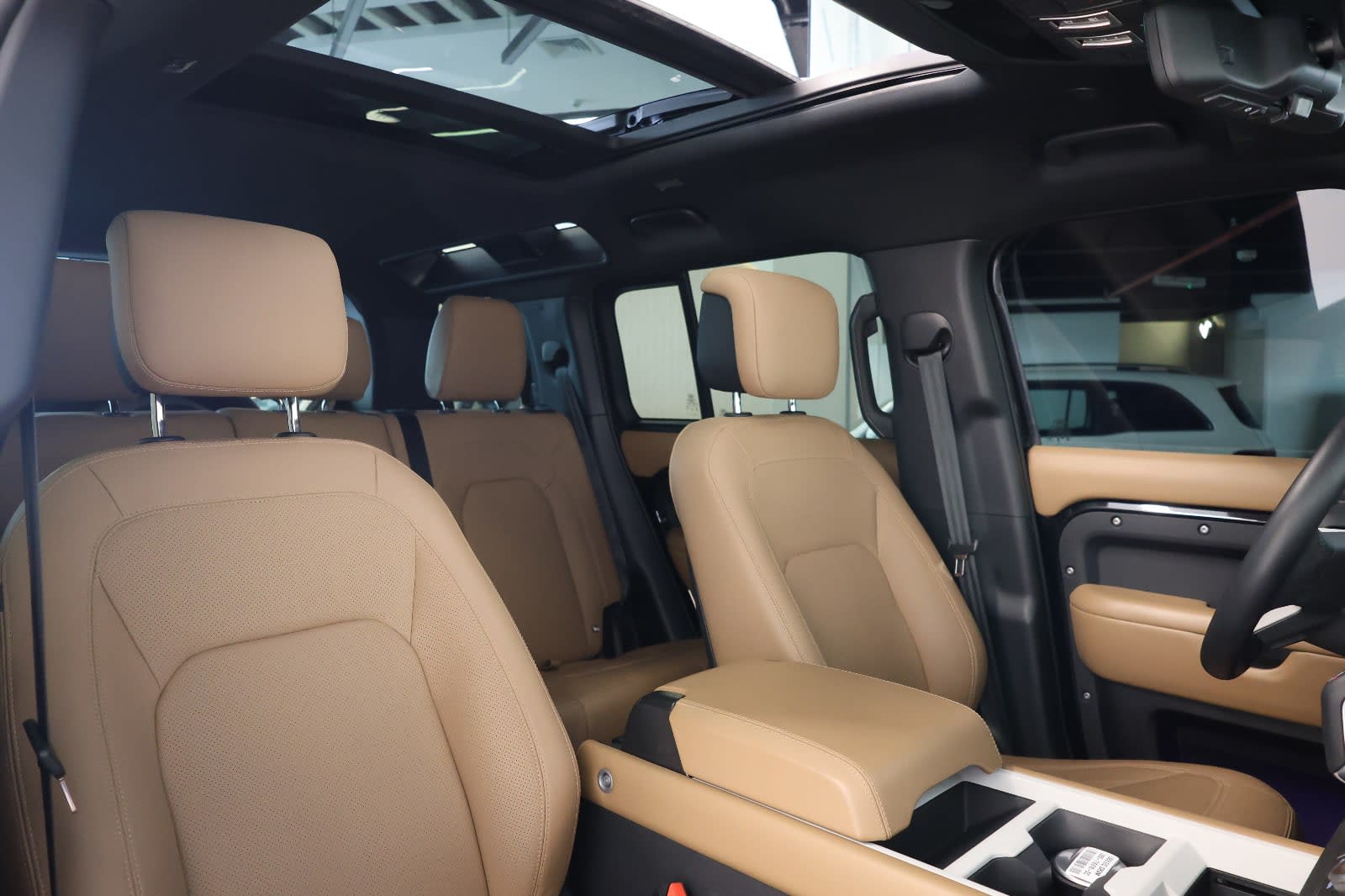 2025 Land Rover Defender 110 X-Dynamic HSE | GCC Specs | 32000KM - Thumbnail 17