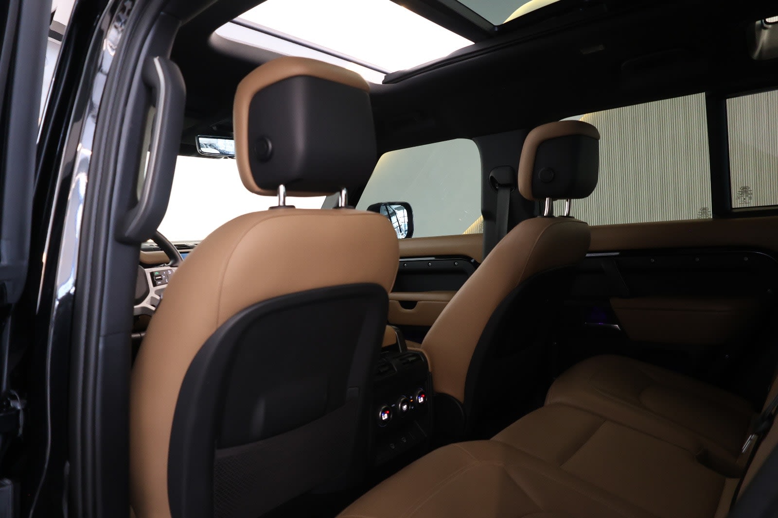 2025 Land Rover Defender 110 X-Dynamic HSE | GCC Specs | 32000KM - Thumbnail 18