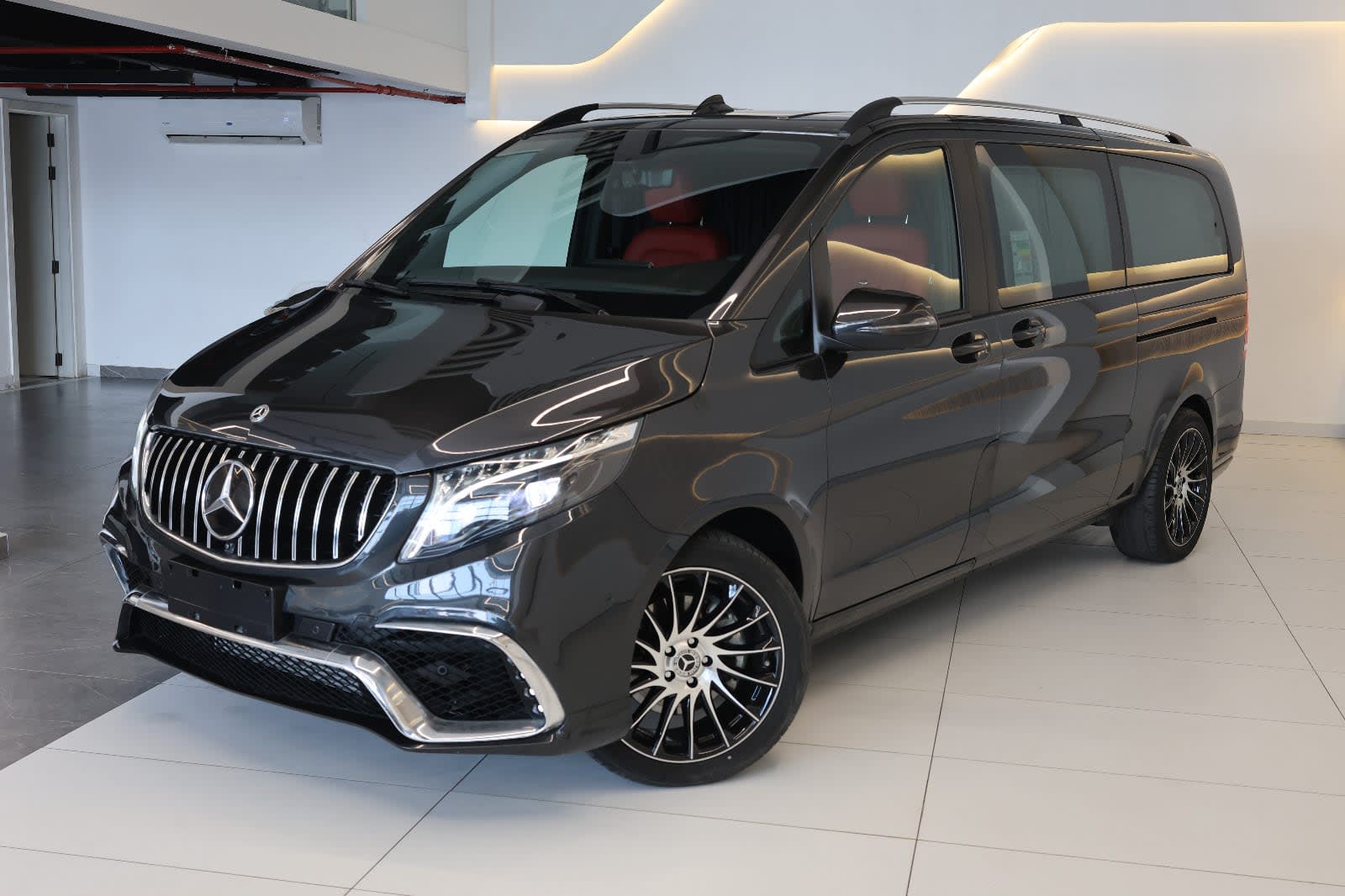 Mercedes-Benz V-Class V 250 2024 GCC Specs-3400KM-BRAND NEW - Image 1