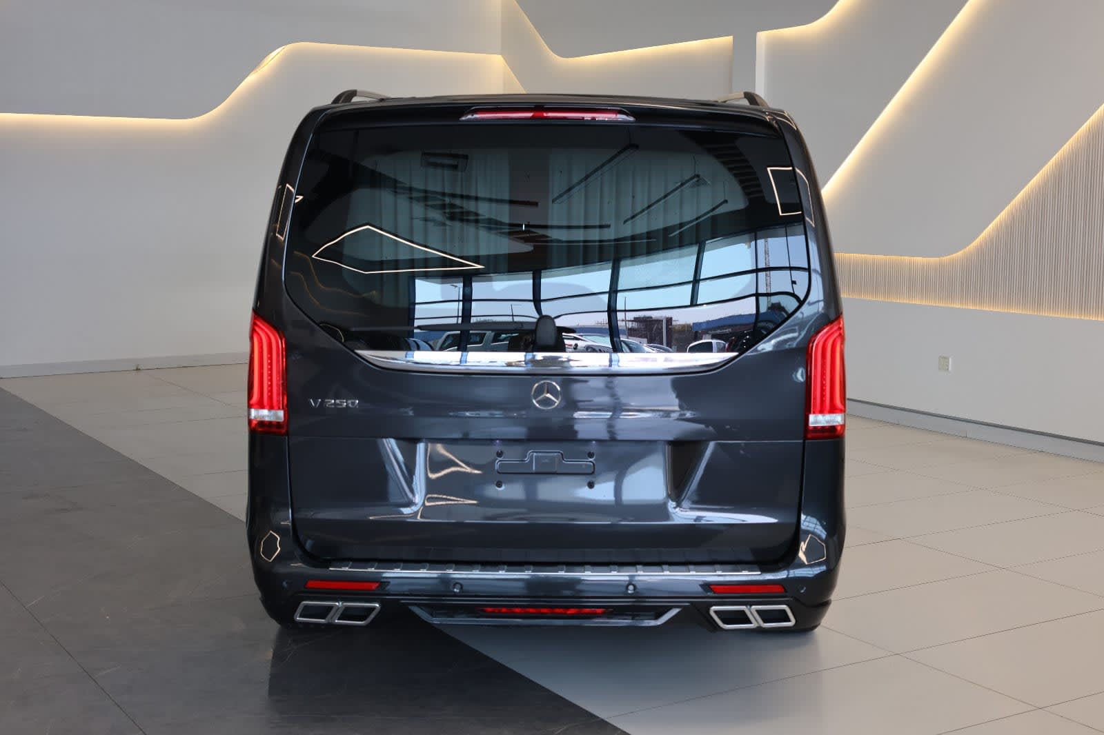 Mercedes-Benz V-Class V 250 2024 GCC Specs-3400KM-BRAND NEW - Thumbnail 4
