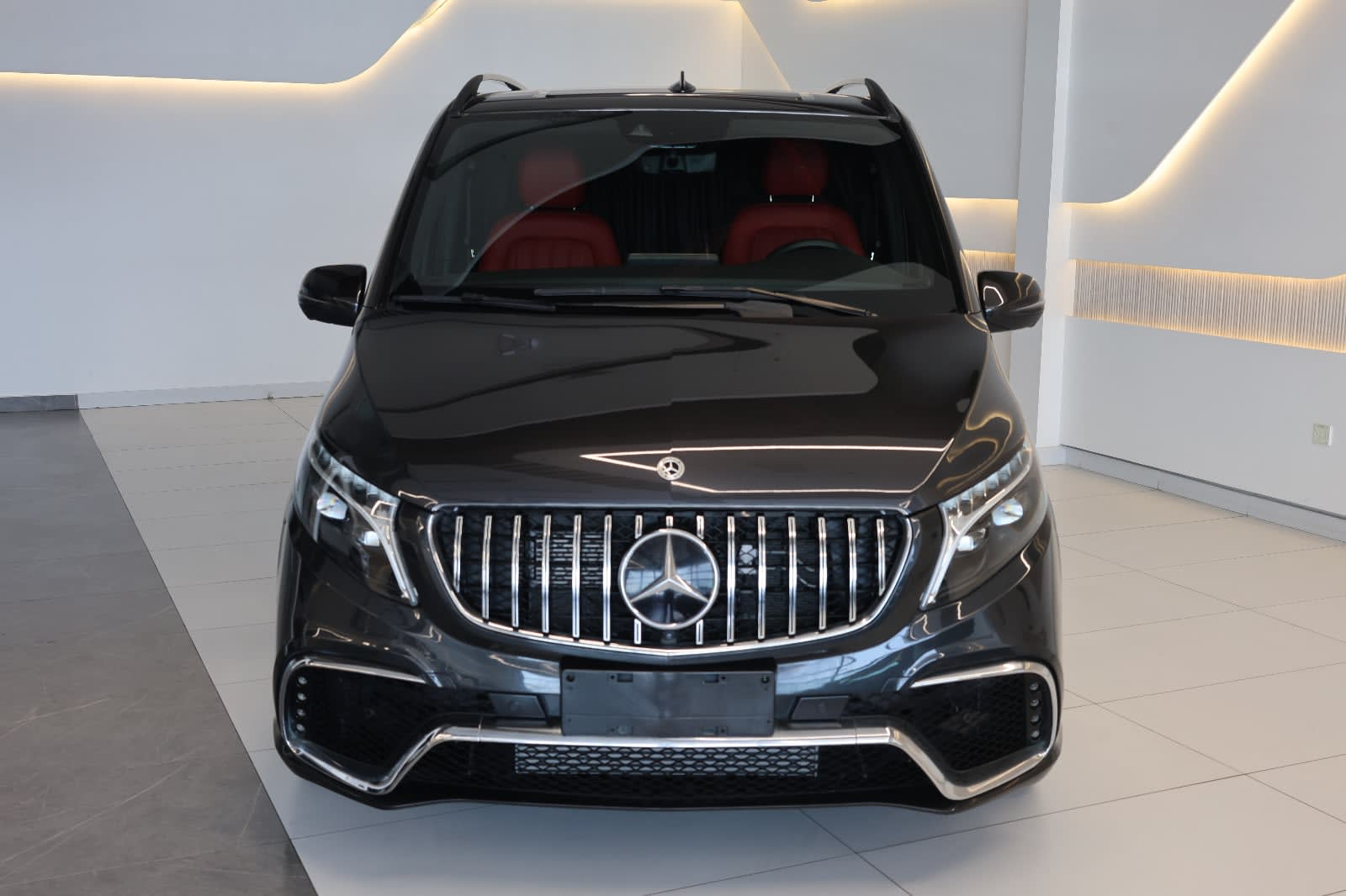 Mercedes-Benz V-Class V 250 2024 GCC Specs-3400KM-BRAND NEW - Thumbnail 5