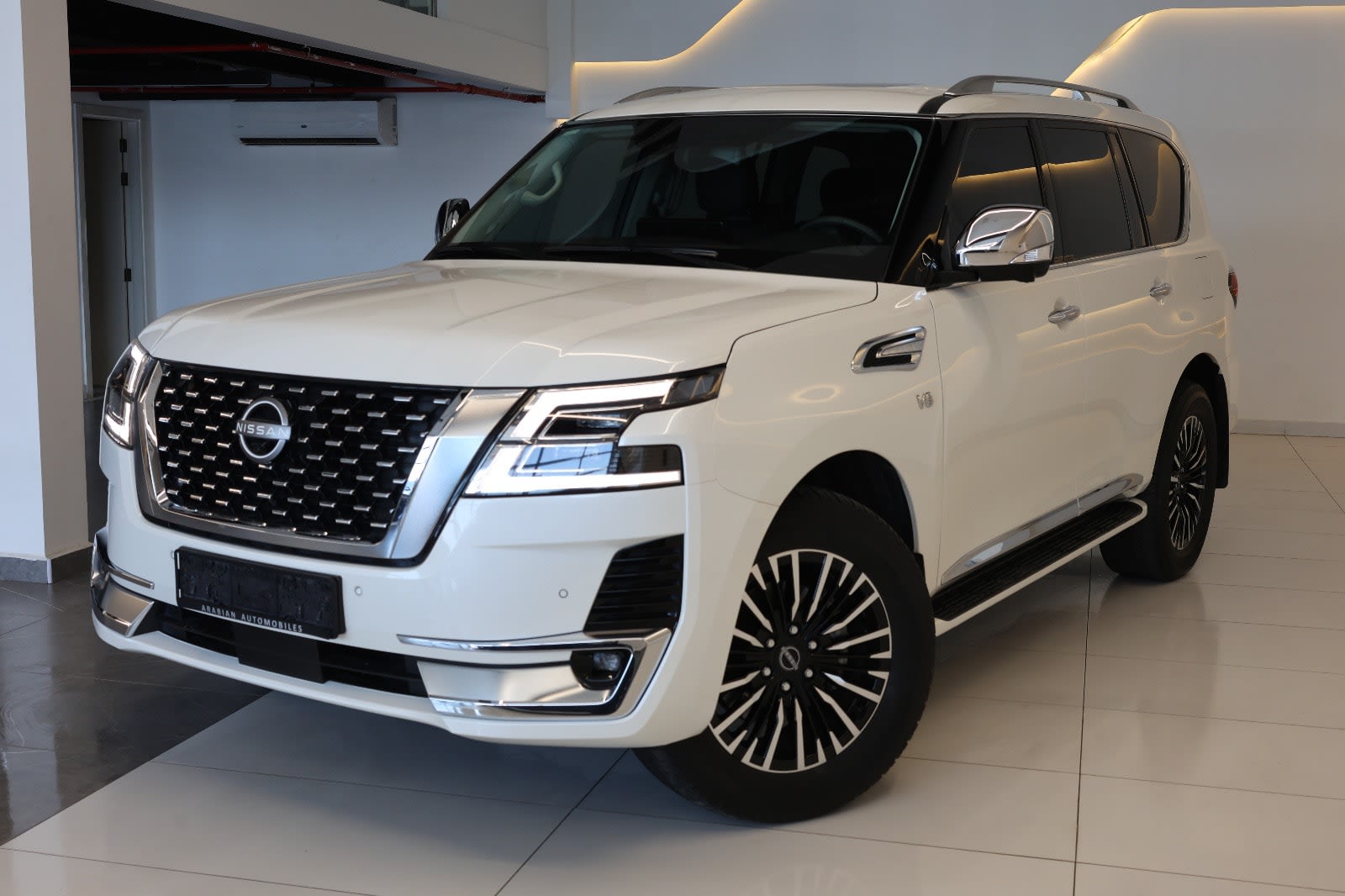Nissan Patrol LE Platinum City 2024 GCC Specs-44000km-Under warranty & service-Pristine condition - Thumbnail 2