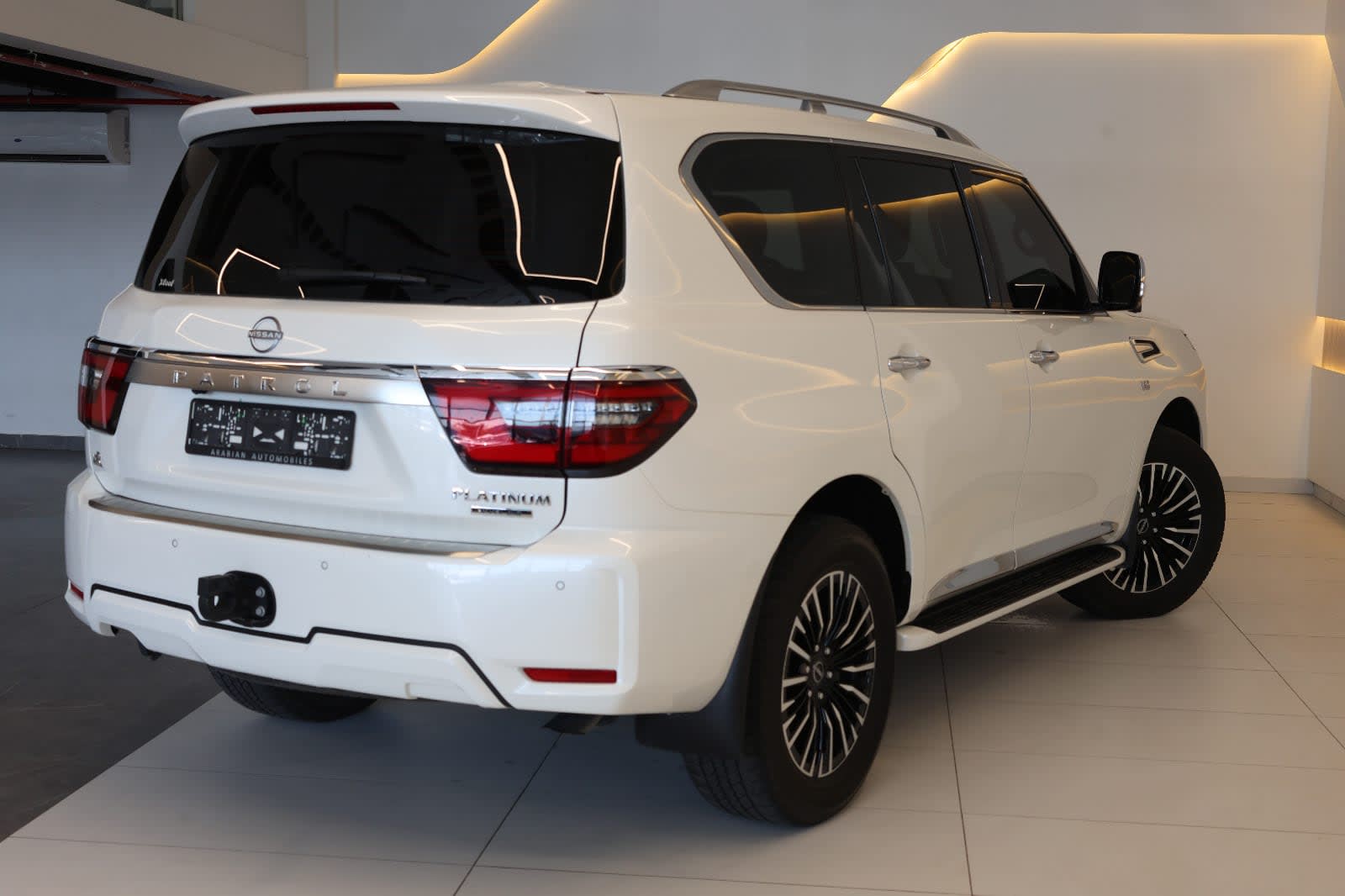 Nissan Patrol LE Platinum City 2024 GCC Specs-44000km-Under warranty & service-Pristine condition - Thumbnail 3