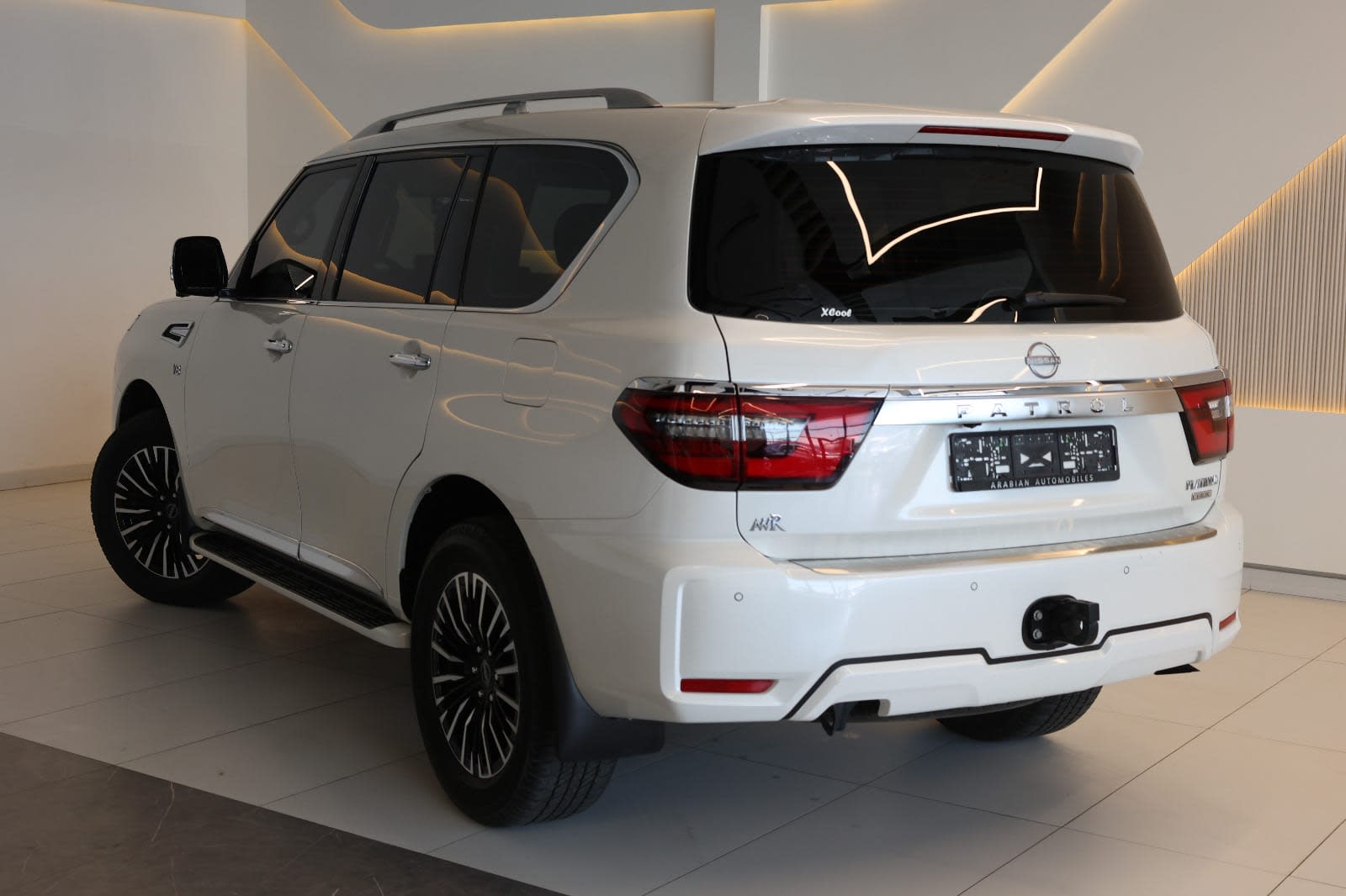 Nissan Patrol LE Platinum City 2024 GCC Specs-44000km-Under warranty & service-Pristine condition - Thumbnail 4