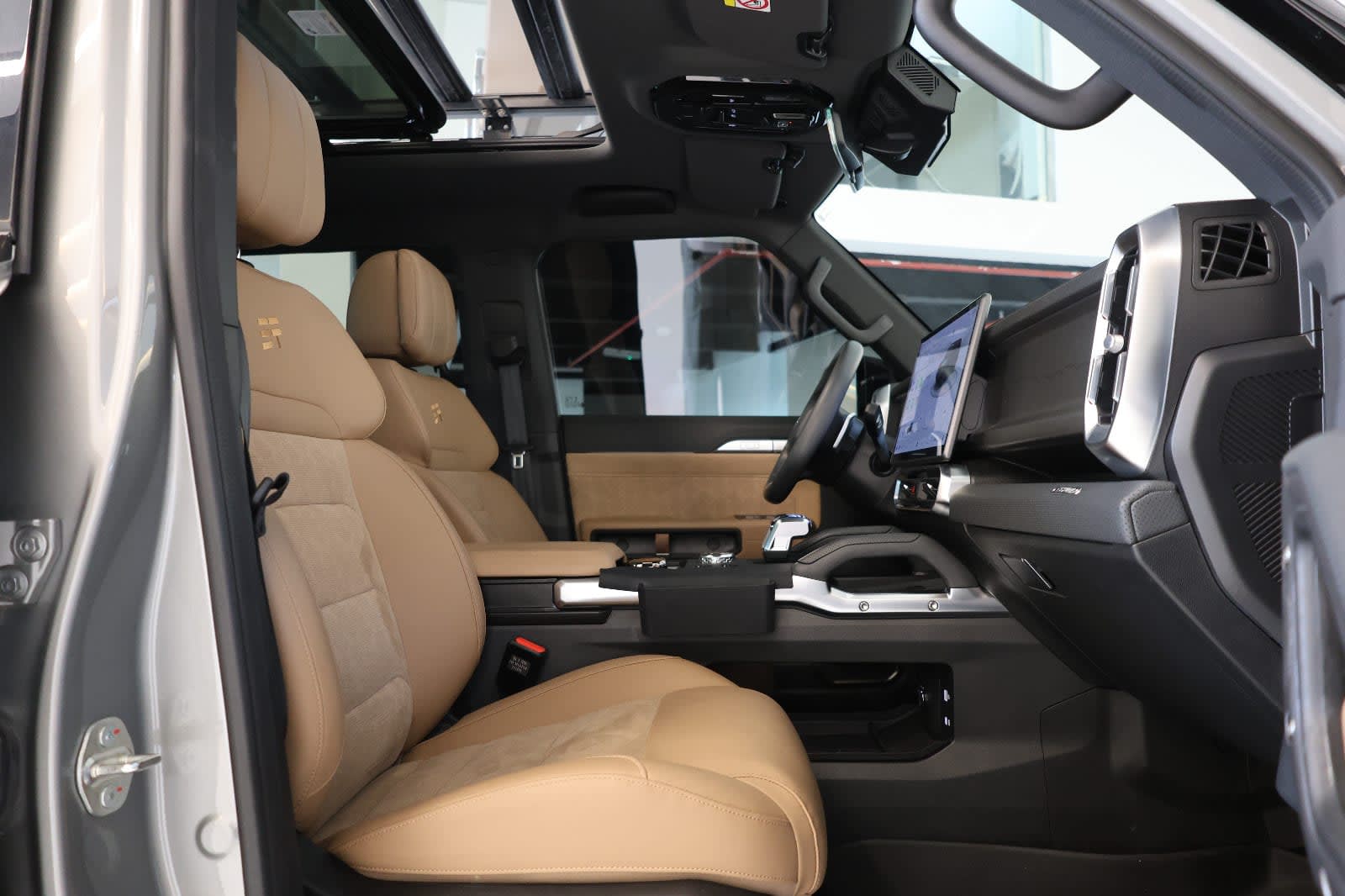 Jetour T2 Luxury Plus 2025 GCC Specs-17000km--Under warranty-Pristine condition - Thumbnail 17
