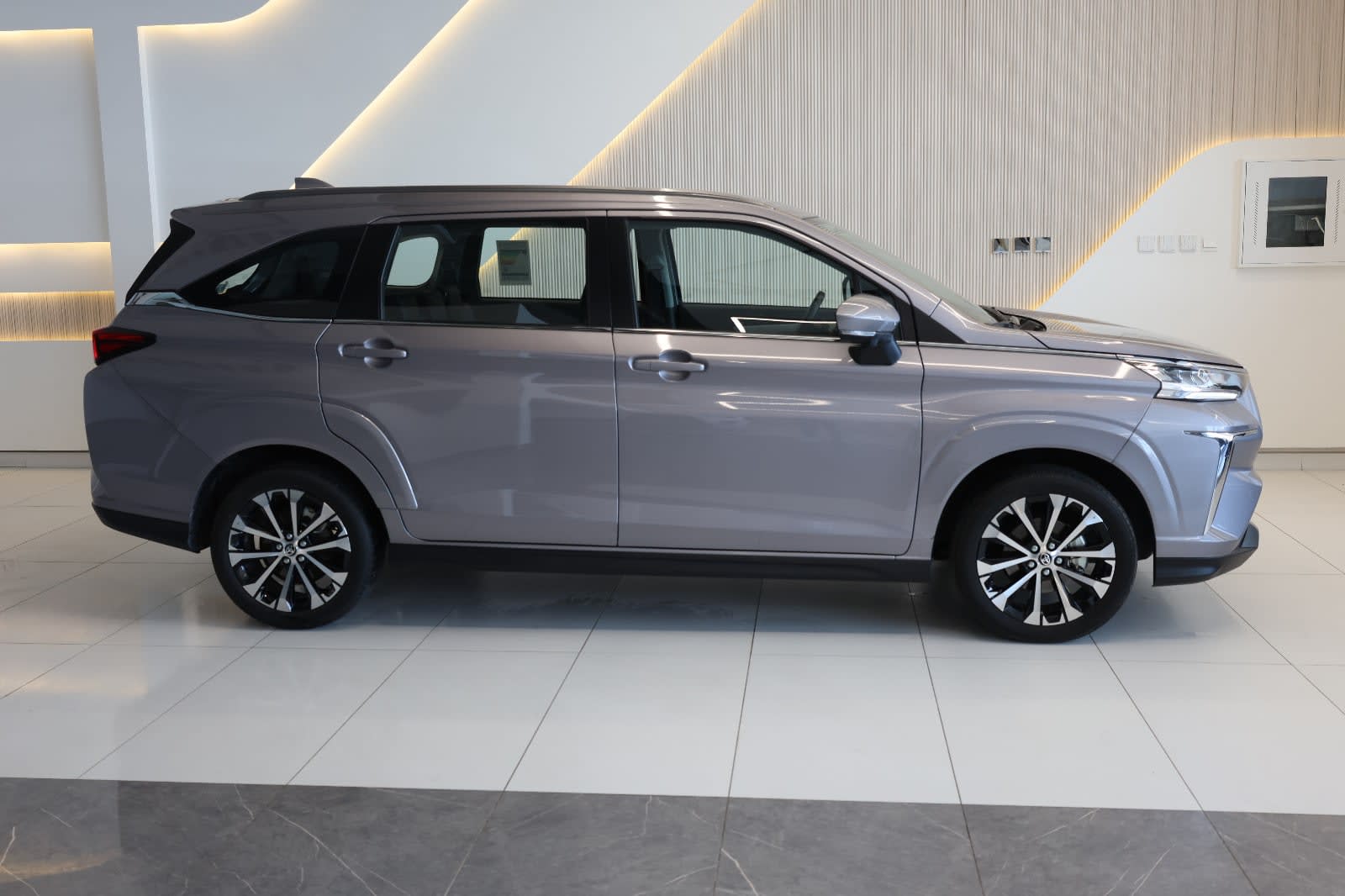 Toyota Veloz GX 2025 GCC Specs-16000km-brand new - Thumbnail 4