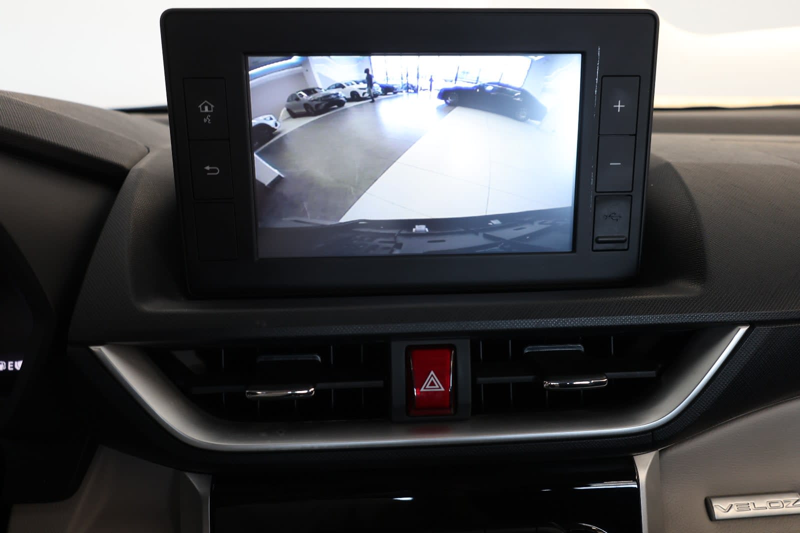 Toyota Veloz GX 2025 GCC Specs-16000km-brand new - Thumbnail 12