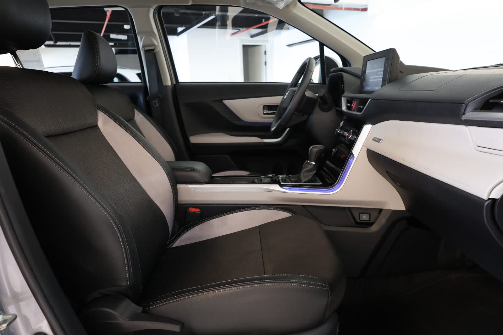 Toyota Veloz GX 2025 GCC Specs-16000km-brand new - Thumbnail 14