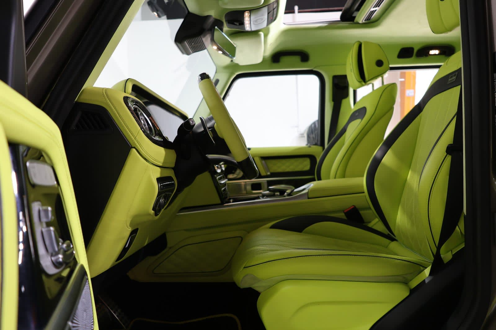 Mercedes-Benz G-Class Brabus G 900 Rocket Edition 2019-94000KM GCC Specs-pristine condition. - Thumbnail 9