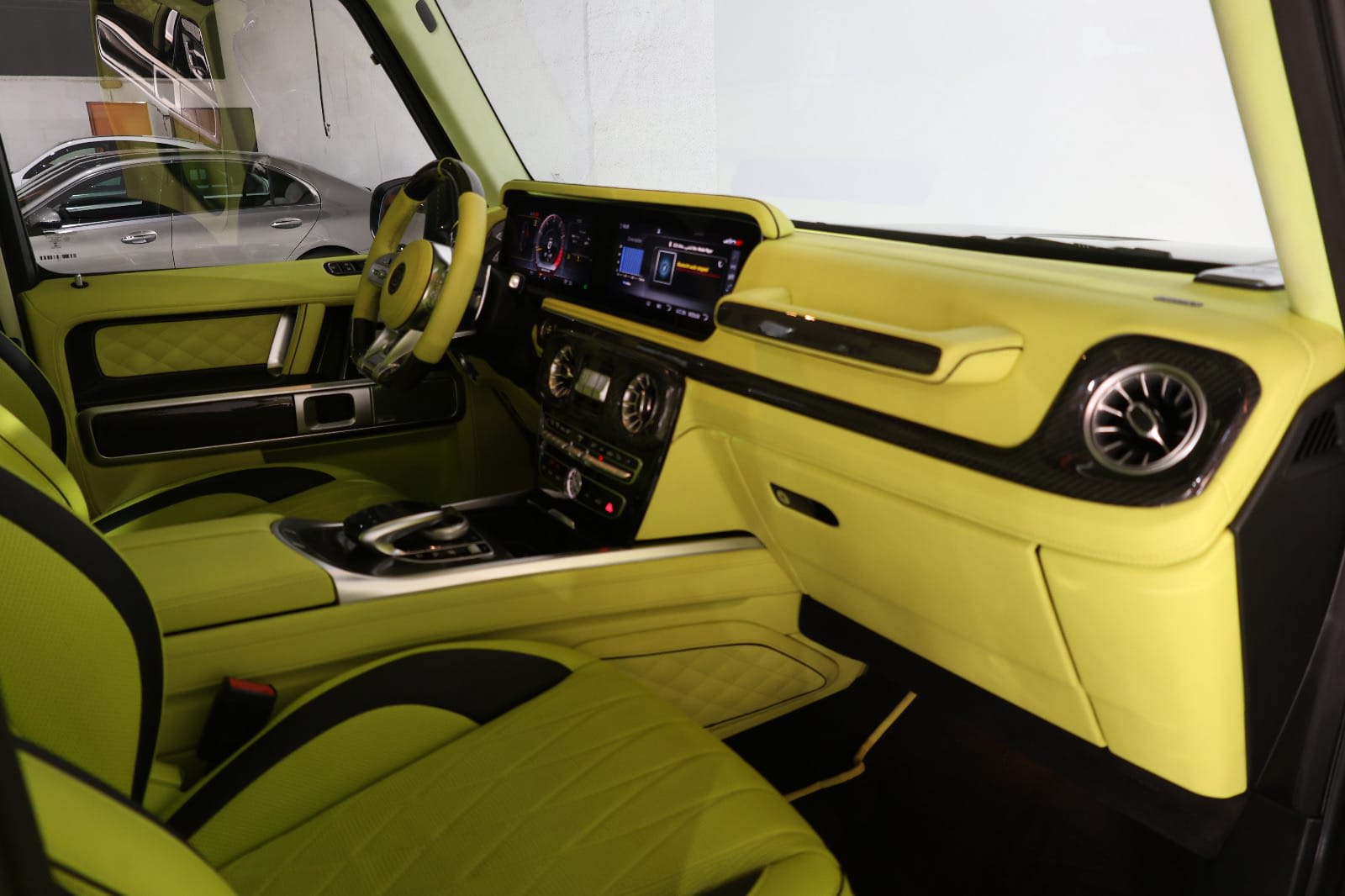 Mercedes-Benz G-Class Brabus G 900 Rocket Edition 2019-94000KM GCC Specs-pristine condition. - Thumbnail 15