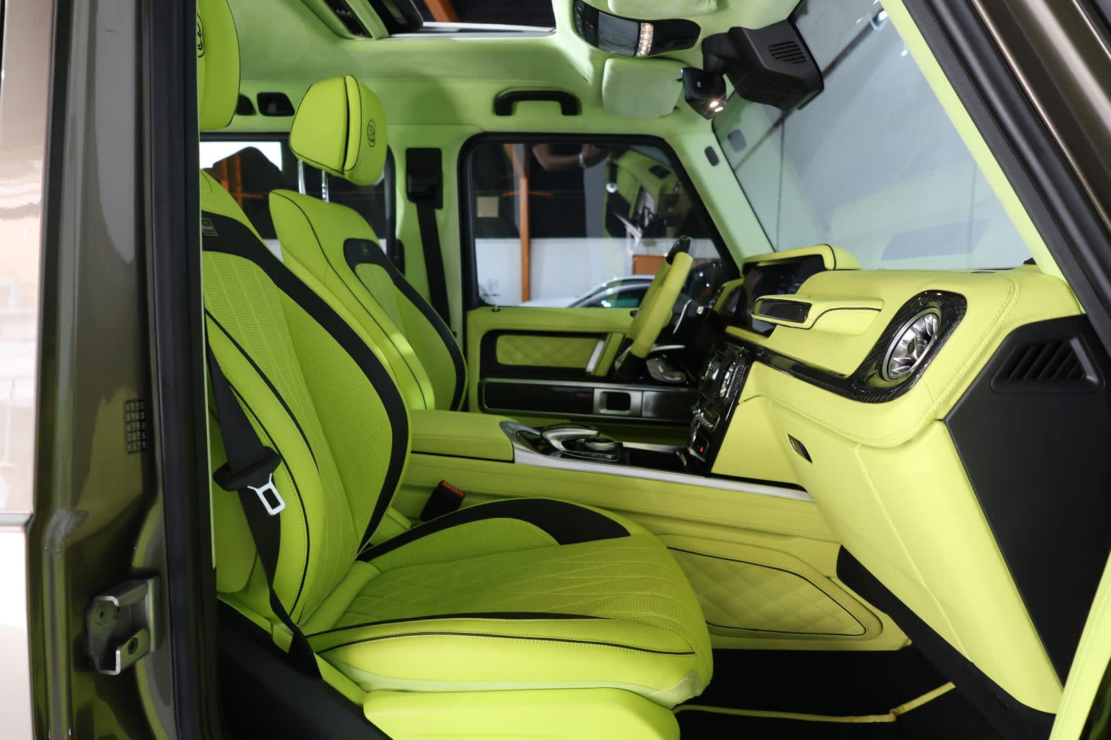 Mercedes-Benz G-Class Brabus G 900 Rocket Edition 2019-94000KM GCC Specs-pristine condition. - Thumbnail 16