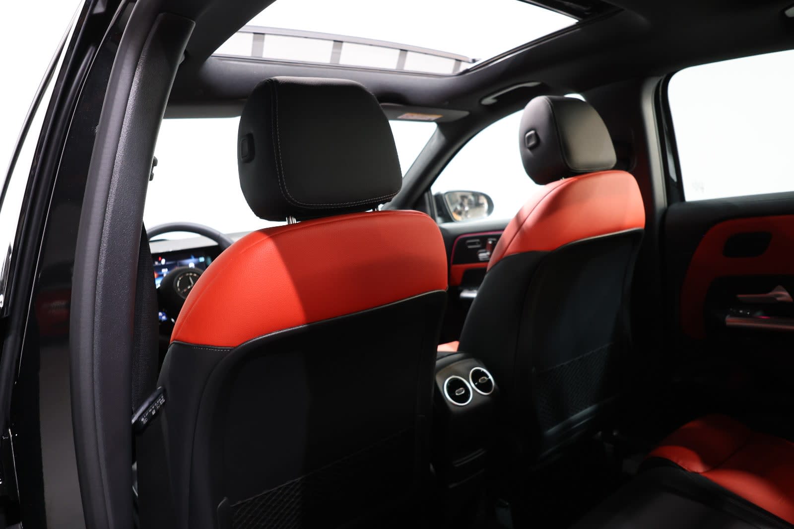 2025 Mercedes-Benz GLA 35 AMG -GCC-spec -brand new -under warranty & service - Thumbnail 14