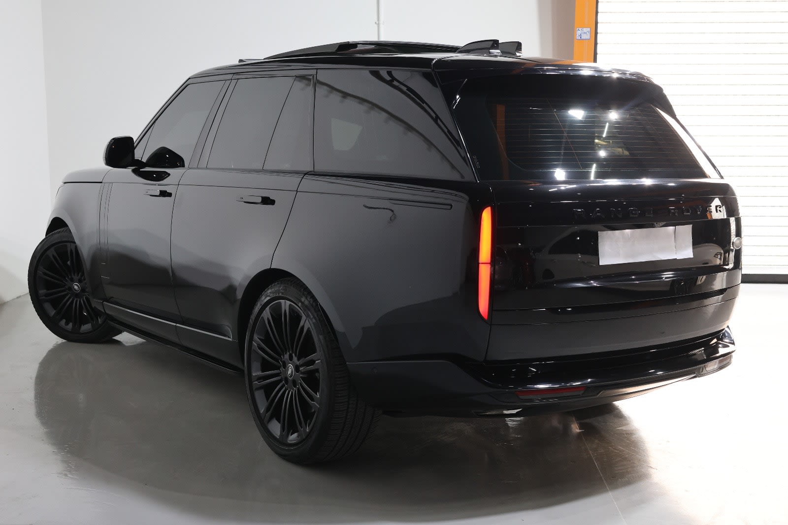 Land Rover Range Rover Vogue LE Supercharged -2022-92000km- GCC Specs - Thumbnail 5