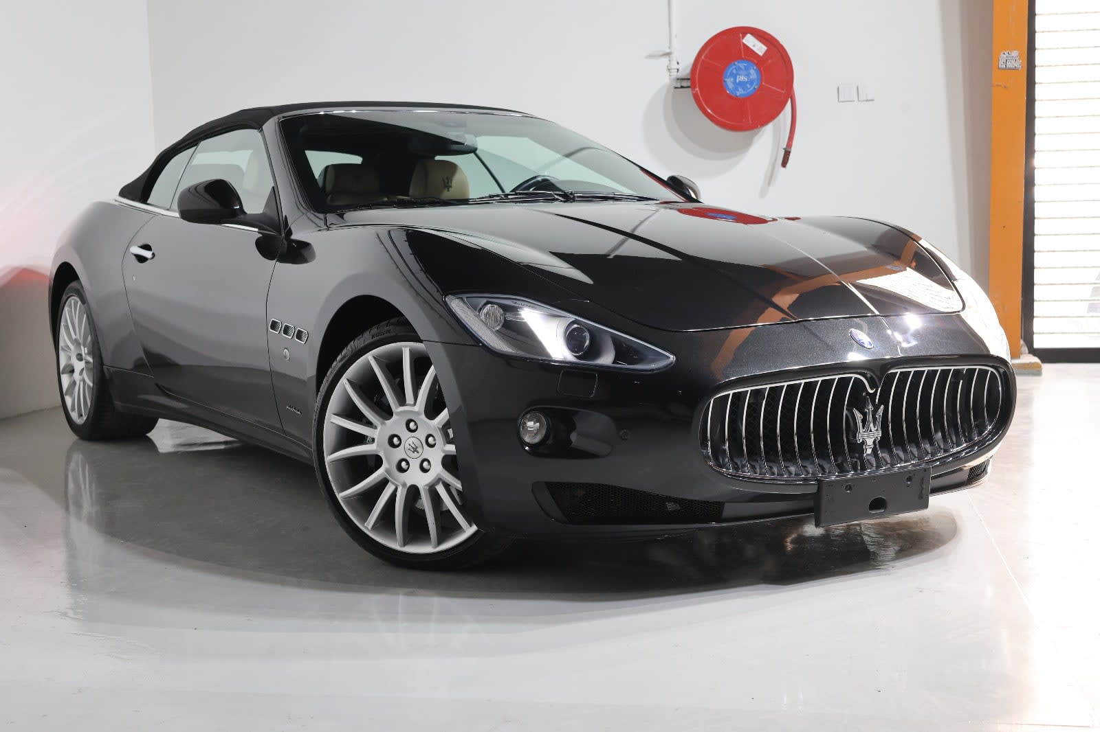 Maserati GranCabrio Sport 2015 | GCC Specs | Low Mileage 20000KM-PRISTINE CONDITION - Image 1