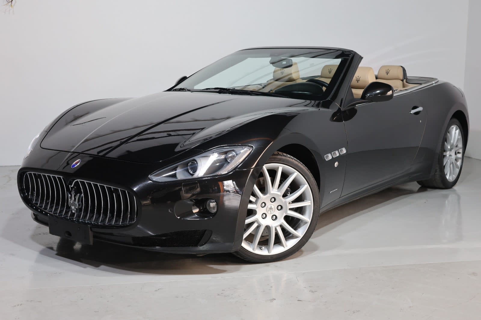 Maserati GranCabrio Sport 2015 | GCC Specs | Low Mileage 20000KM-PRISTINE CONDITION - Thumbnail 2
