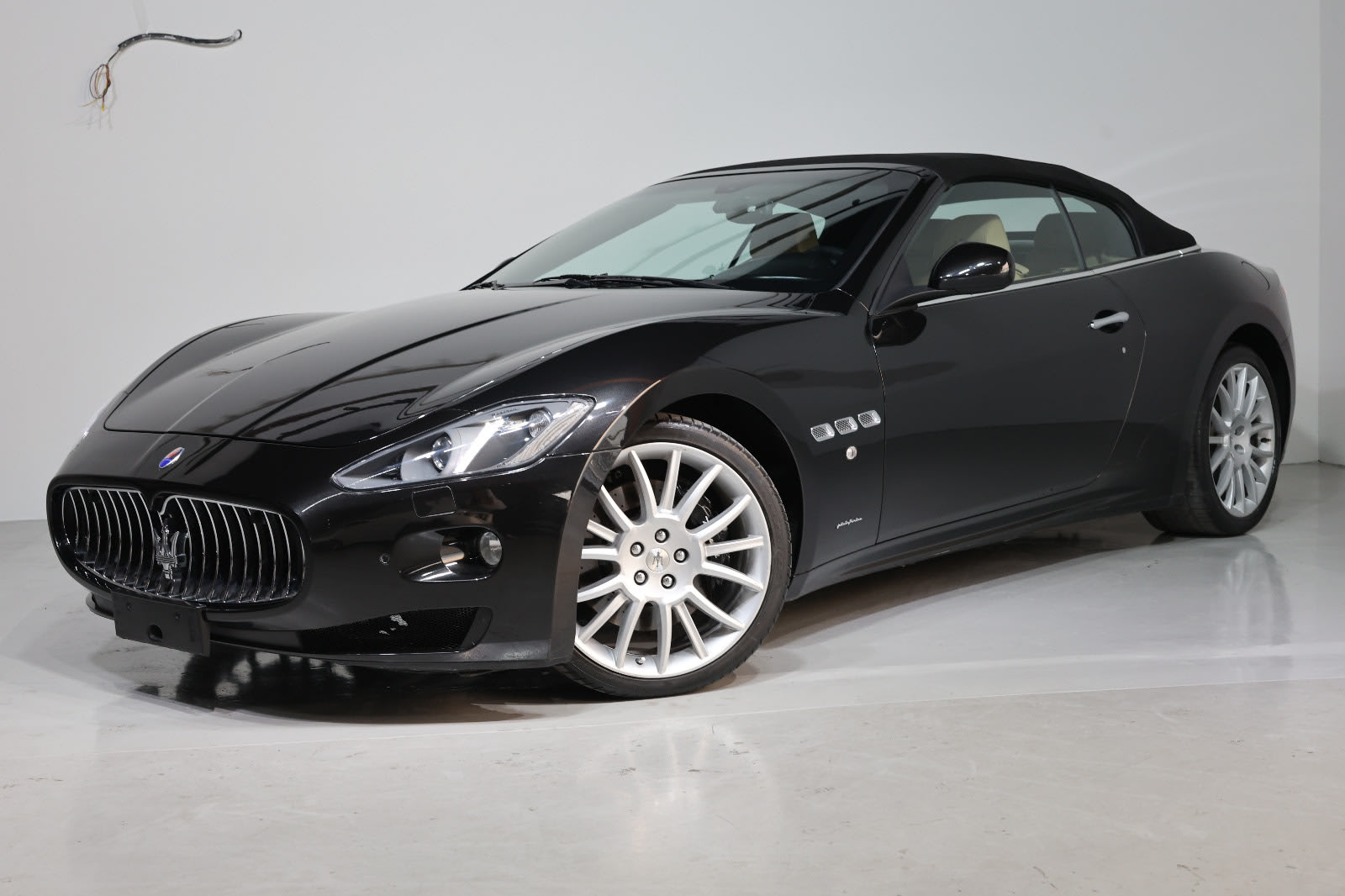 Maserati GranCabrio Sport 2015 | GCC Specs | Low Mileage 20000KM-PRISTINE CONDITION - Thumbnail 3