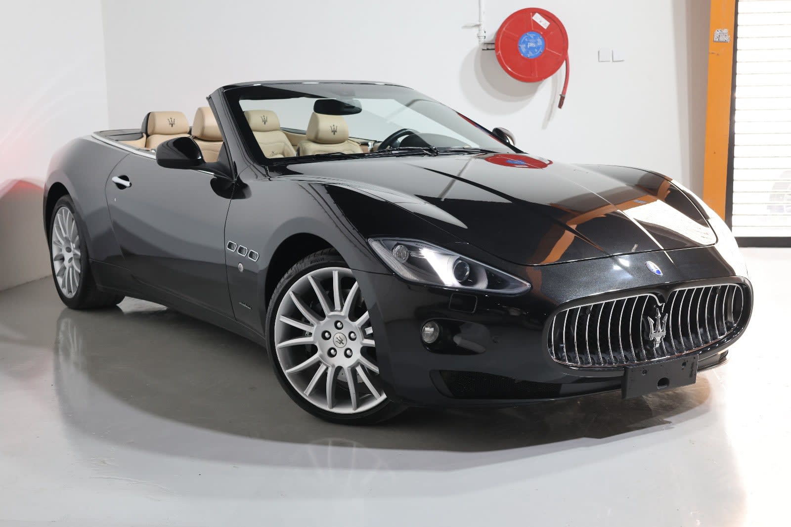 Maserati GranCabrio Sport 2015 | GCC Specs | Low Mileage 20000KM-PRISTINE CONDITION - Thumbnail 4