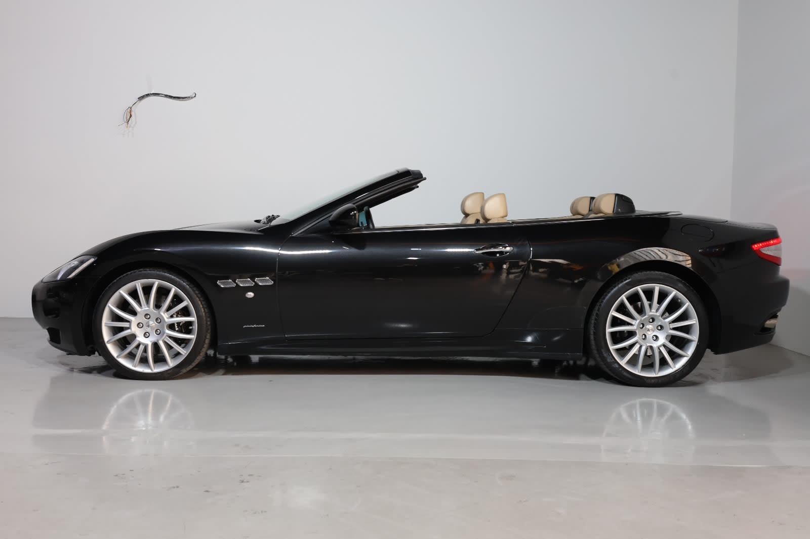Maserati GranCabrio Sport 2015 | GCC Specs | Low Mileage 20000KM-PRISTINE CONDITION - Thumbnail 9