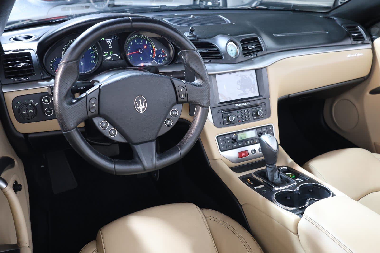 Maserati GranCabrio Sport 2015 | GCC Specs | Low Mileage 20000KM-PRISTINE CONDITION - Thumbnail 13